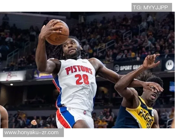 魔术与活塞激战正酣NBA赛场精彩对决引发球迷热议